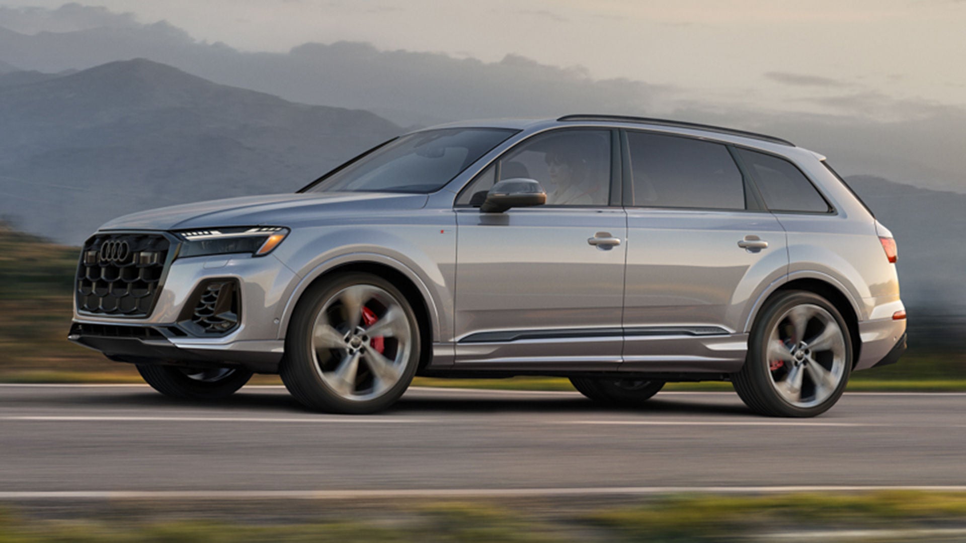 Right profile view of an Audi Q7 accelerating.